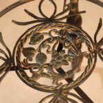 Składany Stolik Okrągły z Metaloplastyki ze Szklanym Blatem, Średnica 73cm - obrazek 3