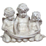 Trzech Aniołów Podtrzymujących Szarfę - Biała Dekoracja z Polirezyne