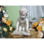 Klęczący anioł z książką w kolorze białym 36x28x33 cm - obrazek 2