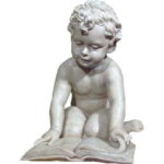 Klęczący anioł z książką w kolorze białym 36x28x33 cm
