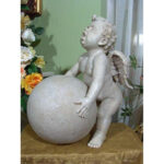 Biały Anioł Dźwigający Kulę - Figurka Dekoracyjna - obrazek 2