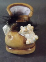 Ceramiczna osłonka na doniczkę w kształcie buta z rozbrykanymi świnkami - obrazek 2