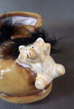 Ceramiczna osłonka na doniczkę w kształcie buta z rozbrykanymi świnkami - obrazek 3