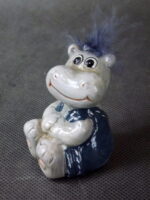 Figurka ceramiczna - Siedzący hipopotam z pierzastą czuprynką 8x4 cm - obrazek 2