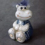 Figurka ceramiczna - Siedzący hipopotam z pierzastą czuprynką 8x4 cm