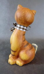 Figurka ceramiczna siedzący brązowy kot z wstążką 15.5x8 cm - obrazek 2