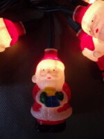 Zestaw 20 Lamp Choinkowych w Kształcie Mikołajów z Zasilaniem Bateryjnym - obrazek 2