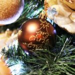 Komplet 8 Brązowych Dekorowanych Bombek Plastikowych o Średnicy 6 cm - obrazek 3