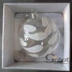 Bombka szklana przezroczysta z białą dekoracją w kształcie liści - obrazek 2