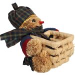 KWADRATOWY KOSZYK ŚWIĄTECZNY Z TROCINOWYM BAŁWANKIEM W GRANATOWYM UBRANKU 16 CM - obrazek 2