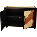 Komoda Dwudrzwiowa Sierść Cielaka w Kolorze Biało-Brązowym z Wykończeniem Skórzano-Ćwiekowym - obrazek 2