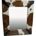 Kryształowe lustro z imitacją sierści cielaka oraz skórą i ćwiekami