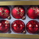 Zestaw 6 szklanych bombek świątecznych o średnicy 80mm (3 z dekorem) w złotym opakowaniu, kolor czerwony