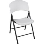 Białe składane krzesło cateringowe z tworzywa sztucznego i metalu, łatwe w transporcie i magazynowaniu