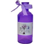 Fioletowa Szklana Butelka Ozdobiona Kokardą i Naklejką o Wysokości 19,5 cm