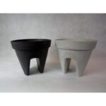 Antracytowa Donica Okrągła na Balustradę z Wytrzymałego Tworzywa Sztucznego - Goliat - obrazek 3