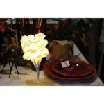 Drzewko Dekoracyjne z Różami LED do Użytku Wewnętrznego - 26 cm, Białe, Zasilane na Baterie 3AA - obrazek 3