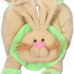 Zielony Pluszowy Zajączek Wielkanocny z Drewnianą Tabliczką do Zawieszenia na Drzwi 36 cm - obrazek 2
