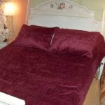 Bordowa Welurowa Narzuta z Haftowanymi Kwiatami i Kompletem Poszewek