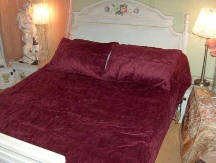 Bordowa Welurowa Narzuta z Haftowanymi Kwiatami i Kompletem Poszewek