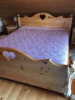 Pluszowa Narzuta z Wytłaczanymi Różami i Komplet Poduszek - obrazek 2