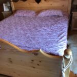 Pluszowa Narzuta z Wytłaczanymi Różami i Komplet Poduszek