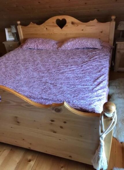 Pluszowa Narzuta z Wytłaczanymi Różami i Komplet Poduszek