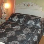 Elegancka Srebrna Narzuta Kaszmirowa z Satynowymi Motywami i Poszewkami na Poduszki