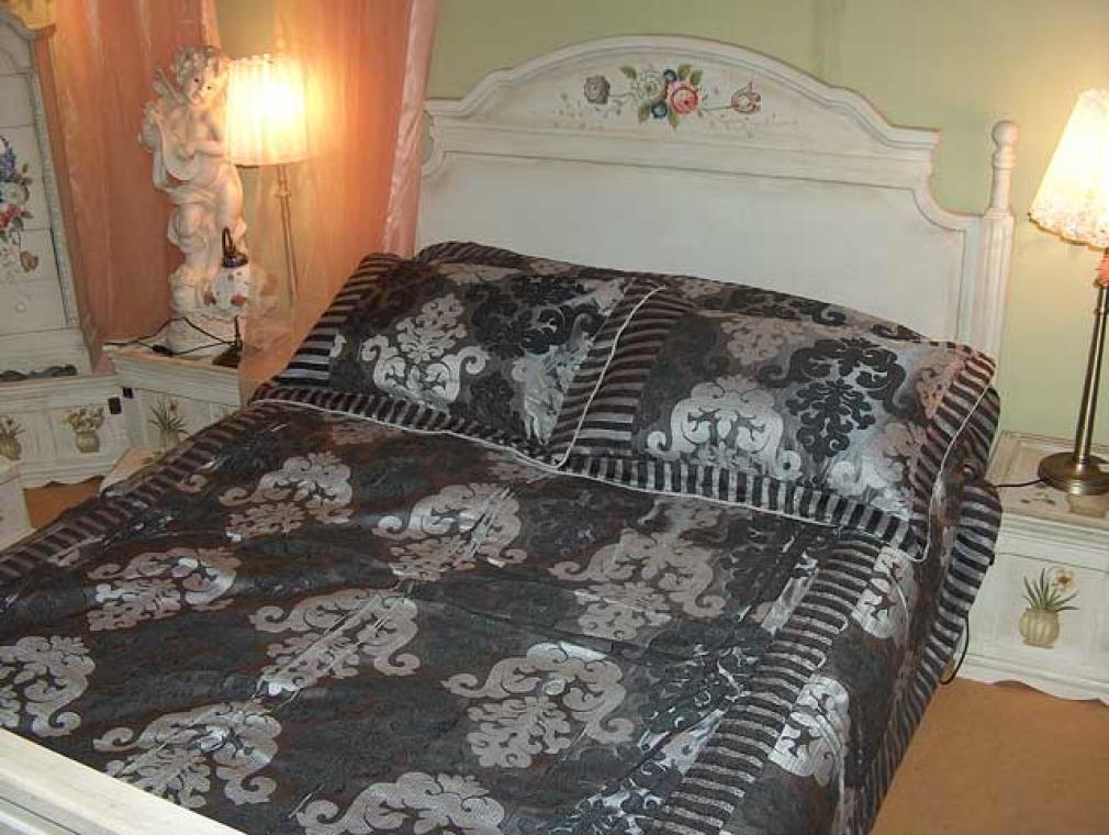 NARZ2.B Elegancka Srebrna Narzuta Kaszmirowa z Satynowymi Motywami i Poszewkami na Poduszki - obrazek 1