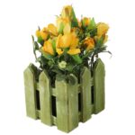 Różyczki w drewnianym płotku dekoracja wiosenna kompozycja - obrazek 2