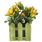 Różyczki w drewnianym płotku dekoracja wiosenna kompozycja