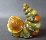 Zielona, Ceramiczna Figurka Gąsienicy w Kapeluszu - obrazek 2