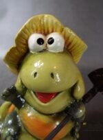 Ceramiczna Figurka - Zielona Gąsienica z Łopatą i Kapeluszem - obrazek 2