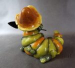Ceramiczna Figurka - Zielona Gąsienica z Łopatą i Kapeluszem - obrazek 3