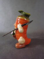 Ceramiczna uśmiechnięta marchew z łopatą i koszykiem 14x9 cm - obrazek 2