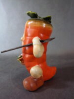 Ceramiczna uśmiechnięta marchew z łopatą i koszykiem 18x11 cm - obrazek 2