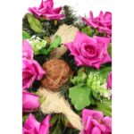 Kompozycja z róż i suszu na podkładzie świerkowym w kolorze fioletowym - obrazek 2