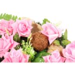 Kompozycja z róż I suszu na podkładzie świerkowym podłużnym w kolorze różowym - obrazek 2