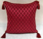 Elegancka poszewka satynowa purpurowa z ozdobnym sznurkiem i pomponami - obrazek 2