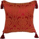 Elegancka poszewka satynowa purpurowa z ozdobnym sznurkiem i pomponami