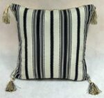 Elegancka Dwustronna Poszewka Gobelinowa w Kolorze Biało-Czarnym z Pomponami i Dekoracyjną Taśmą - obrazek 2