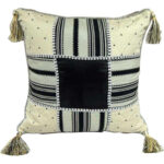 Elegancka Dwustronna Poszewka Gobelinowa w Kolorze Biało-Czarnym z Pomponami i Dekoracyjną Taśmą