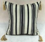 Elegancka dwustronna poszewka gobelinowa w kolorze biało-czarnym z pomponami i guzikami - obrazek 2