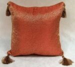 Elegancka Poszewka na Poduszkę z Satyny w Orientalnym Wzorze z Ozdobnymi Pomponami - obrazek 2