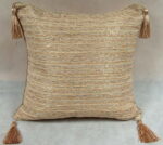 Elegancka Satynowa Poszewka w Kolorze Kremowym z Dekoracyjnym Liściem i Frędzlami - obrazek 2