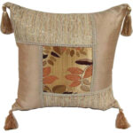 Elegancka Satynowa Poszewka w Kolorze Kremowym z Dekoracyjnym Liściem i Frędzlami