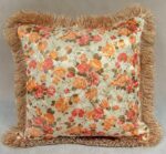 Elegancka Poszewka Satynowa z Kwiatowym Wzorem w Kolorach Kremu i Pomarańczy - obrazek 2