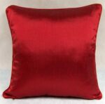 Elegancka czerwona poszewka z satynową wstawką i ozdobnym sznurkiem 45x45 cm - obrazek 2