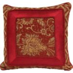 Elegancka czerwona poszewka z satynową wstawką i ozdobnym sznurkiem 45x45 cm