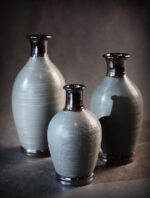 Wazon popielaty z grafitowymi wykończeniami średni 12,5x12,5x27 cm - obrazek 2